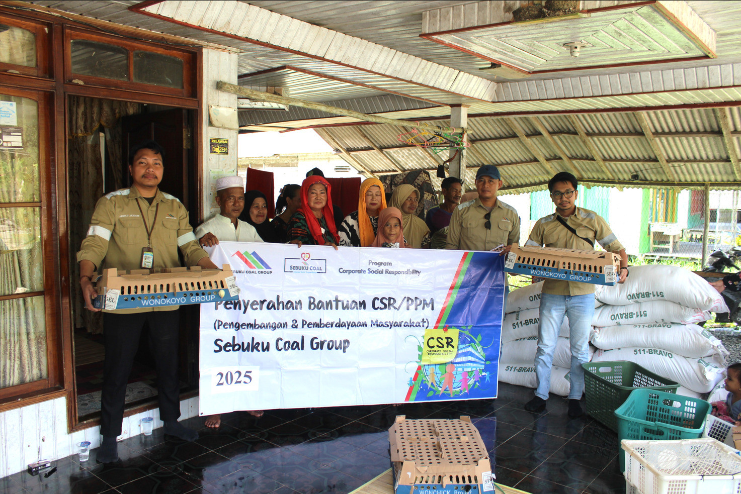 Dukung Ekonomi Warga, Sebuku Coal Group Salurkan Bantuan Ayam Kampung di Desa Salino