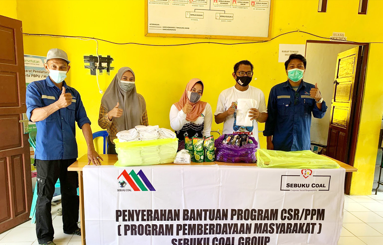 PKBM Desa Selaru Diberi Bantuan Baju Sasirangan dari PT STC Kotabaru