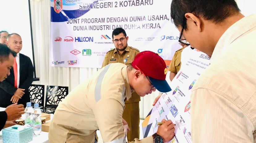 PT. STC Tandatangani MoU Kerjasama Joint Program Dunia Usaha Bersama SMKN 2 Kotabaru