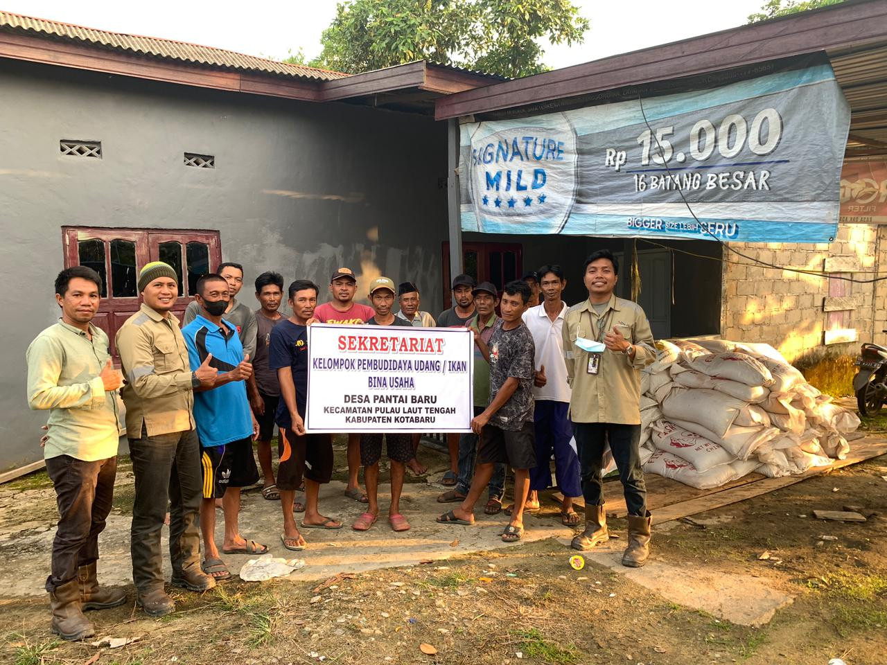 PT STC Salurkan Bantuan CSR kepada Kelompok Perikanan Bina Usaha Pantai Baru