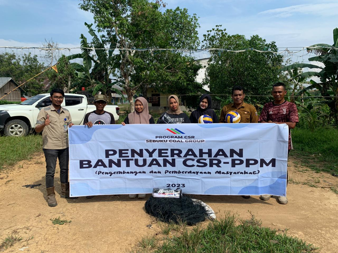 Sebuku Coal Group Bantu Sarana Prasarana Volly di Desa Pantai Baru