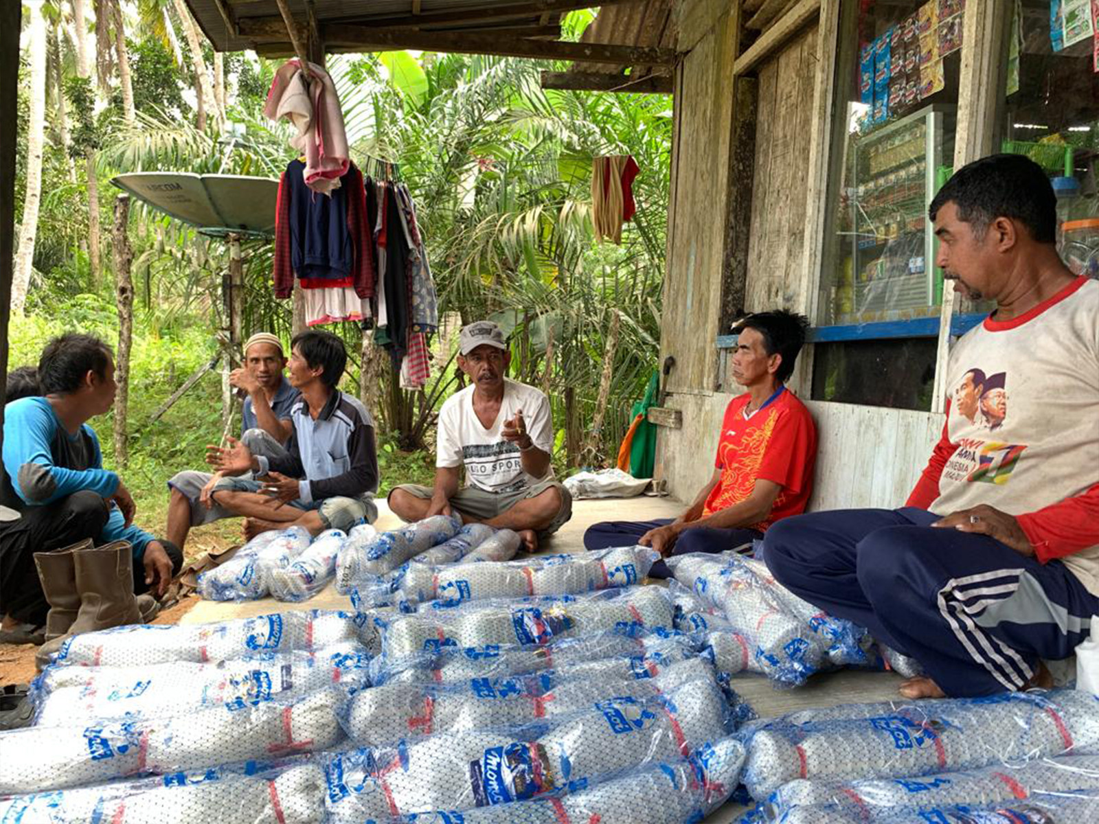 Dukung Aktifitas Nelayan, CSR Sebuku Coal Group Bantu Alat Tangkap (Trammel Nets)