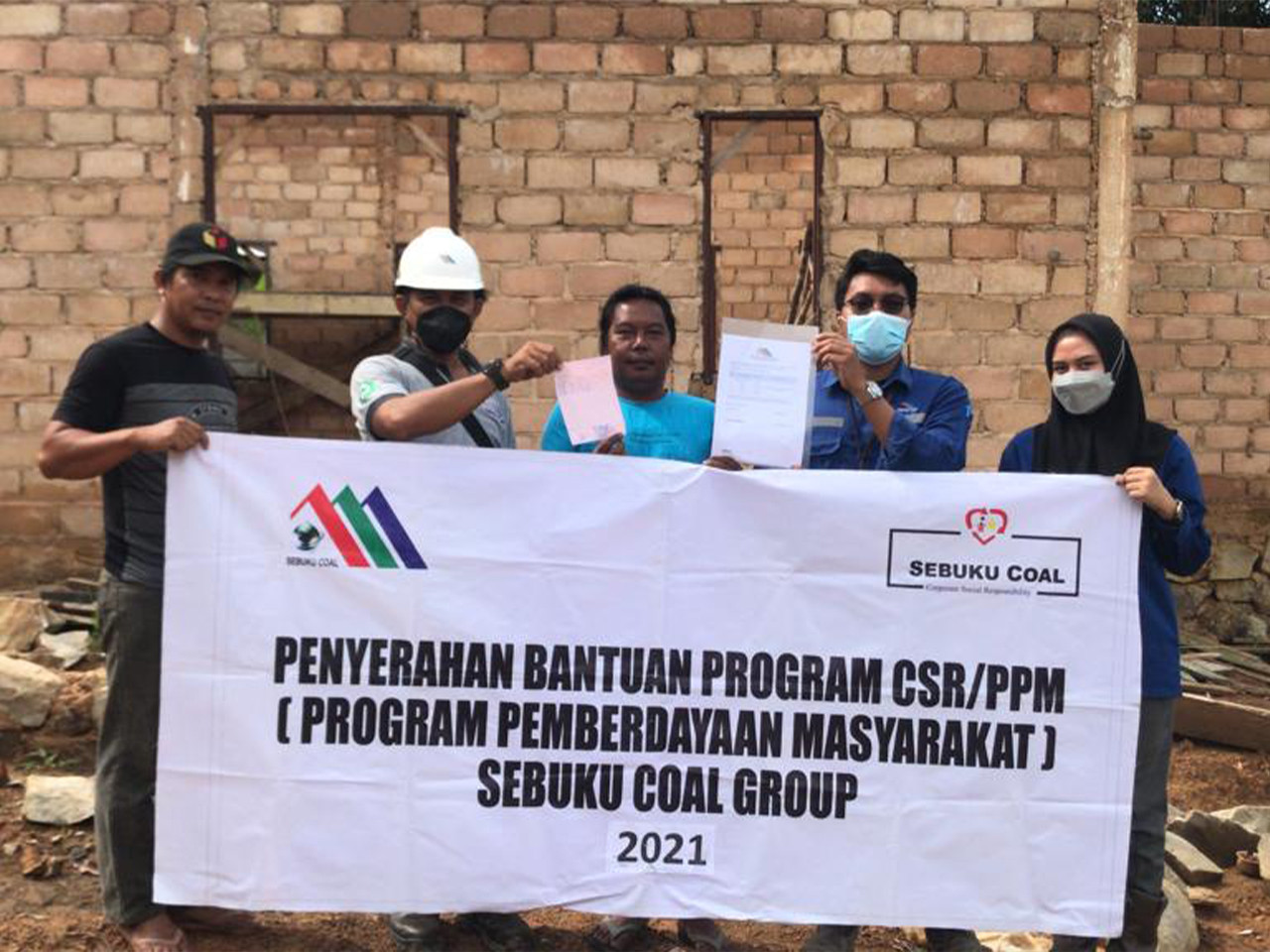 Demi Mendukung Pembangunan Fasilitas Ibadah Di Desa Binaan, Tim CSR Sebuku Berikan Bantuan