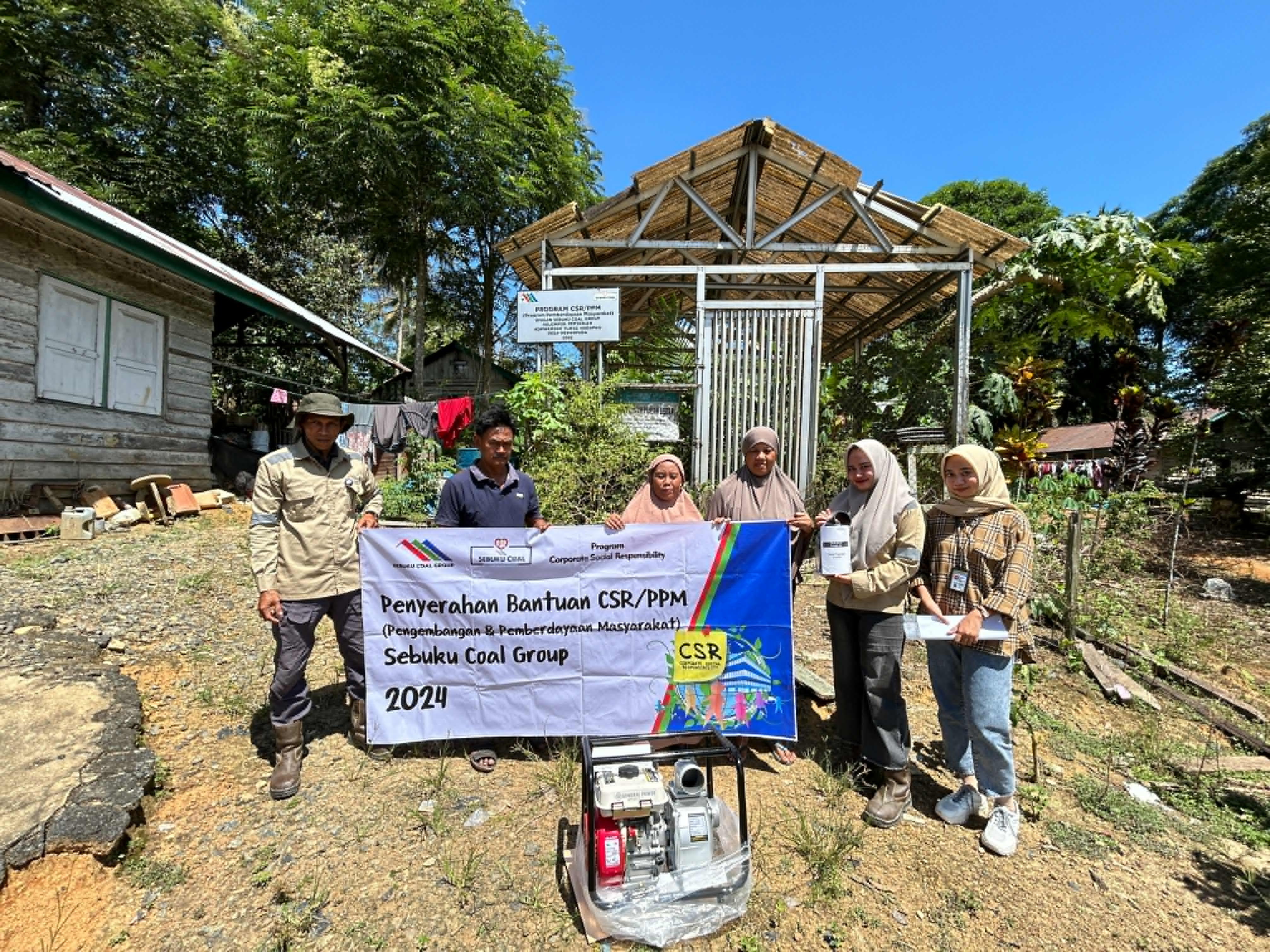 CSR Sebuku Coal Group Serahkan Bantuan Pompa Air Untuk Perkebunan Warga