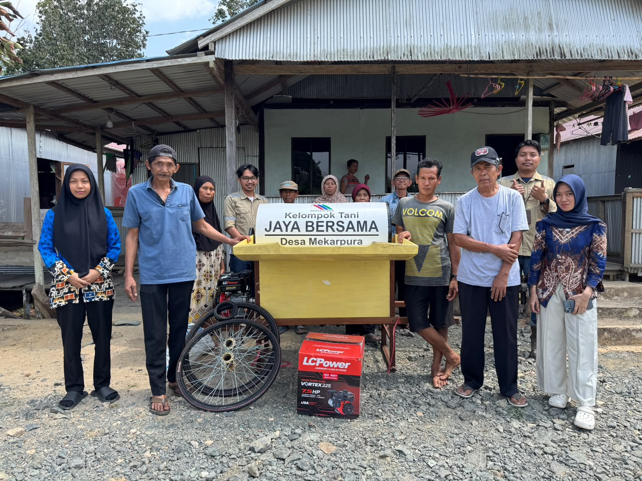 Dukung Efisiensi Pasca Panen, PT SBC Salurkan Mesin Perontok Padi kepada Kelompok Tani Jaya Bersama