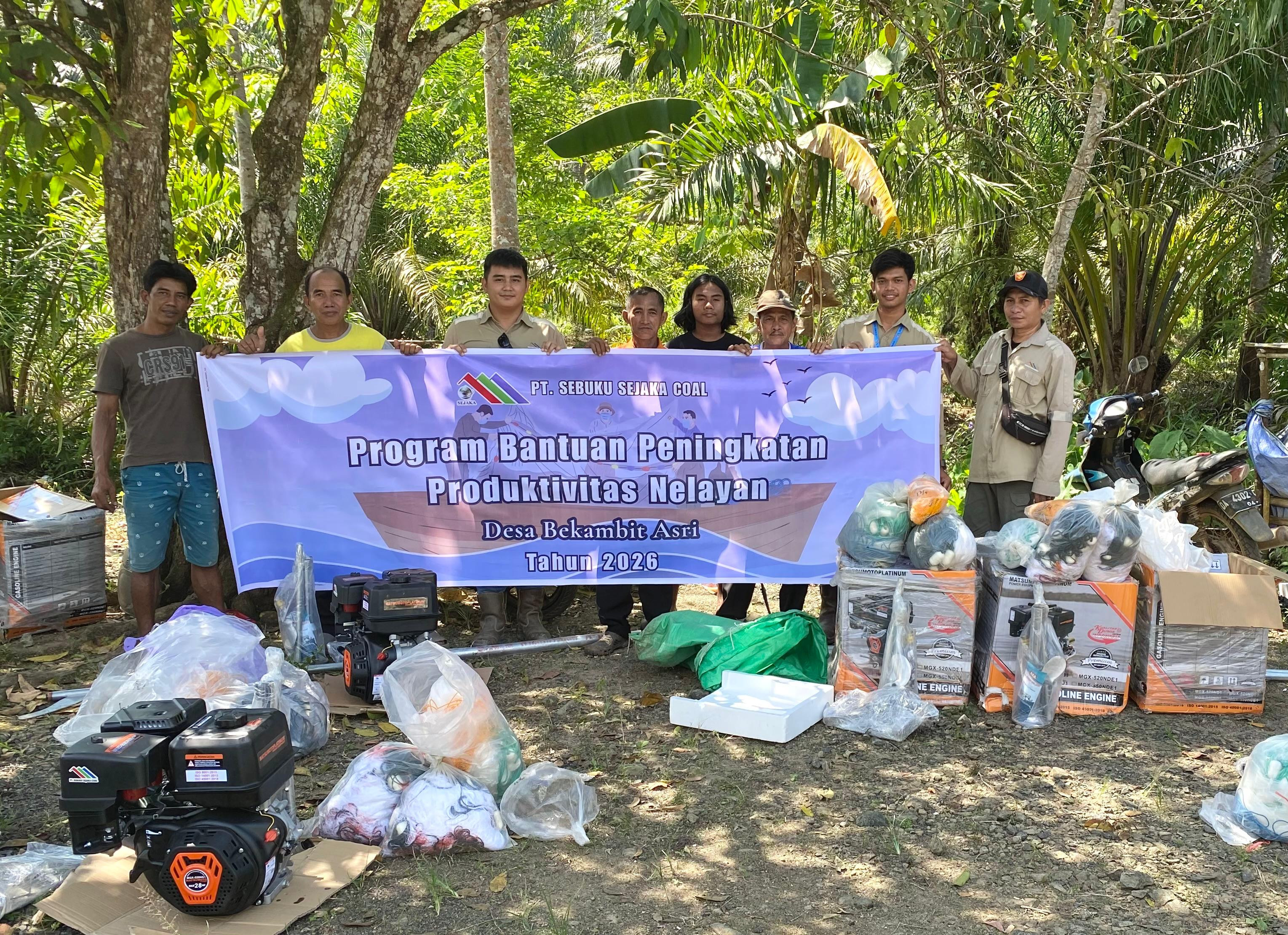 Dukung Peningkatan Produktivitas Nelayan, PT Sebuku Sejaka Coal Serahkan Bantuan Mesin Kapal dan Ala