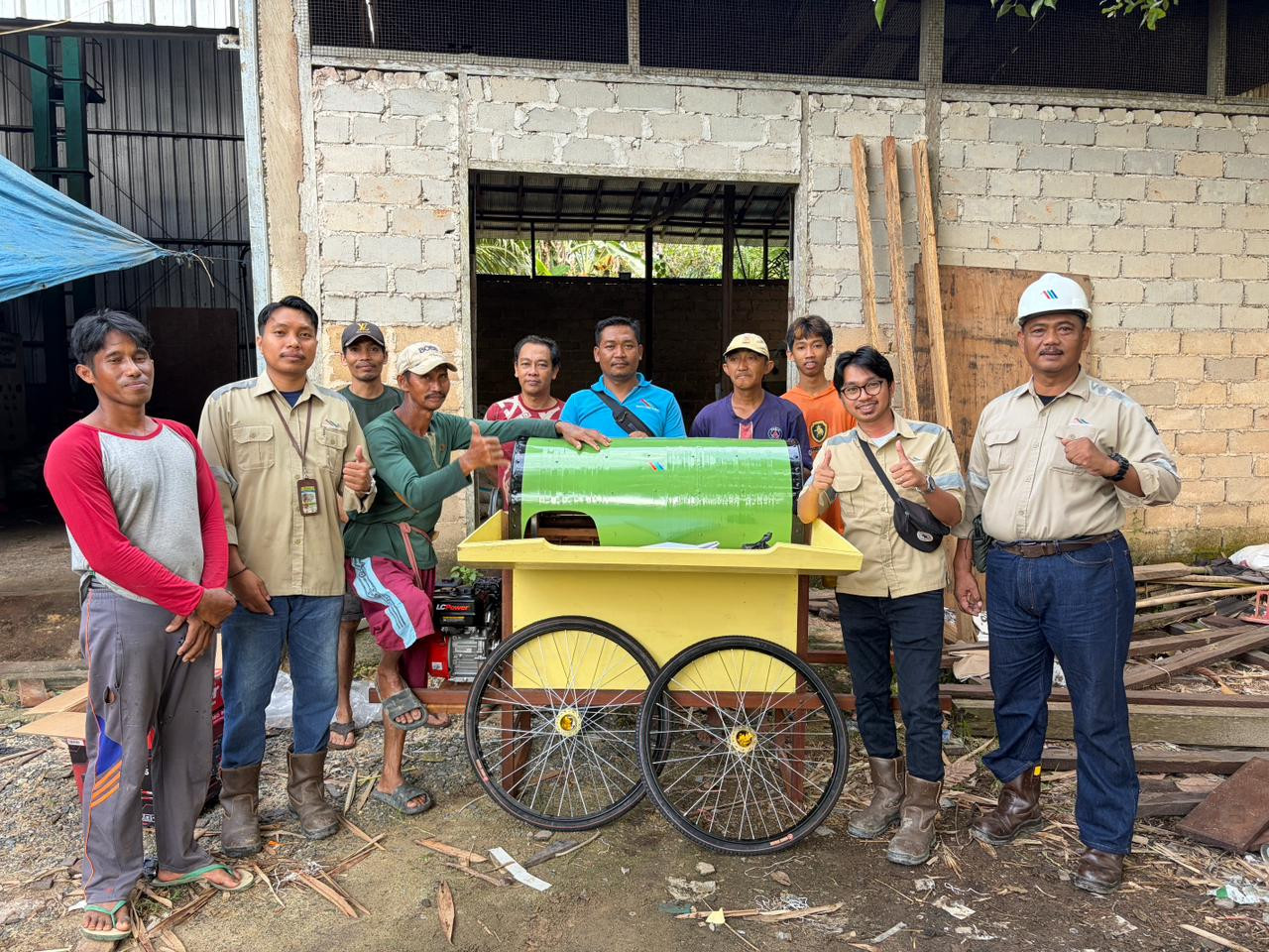 Ringankan Proses Panen, Sebuku Coal Group Serahkan Mesin Perontok Padi ke Petani Salino