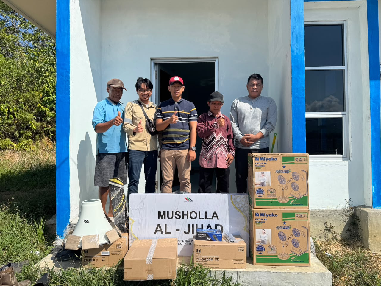 Sebuku Coal Group Serahkan Bantuan Perlengkapan untuk Mushola Al-Jihad dan Al-Syahid di Desa Pantai 