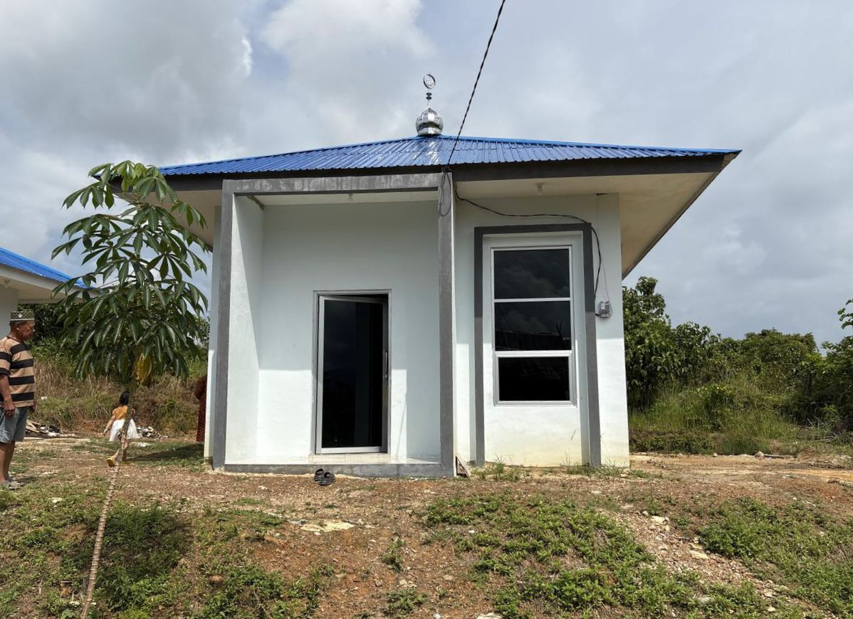 Sebuku Coal Group Serahkan Dua Unit Musholla untuk Desa Pantai Baru